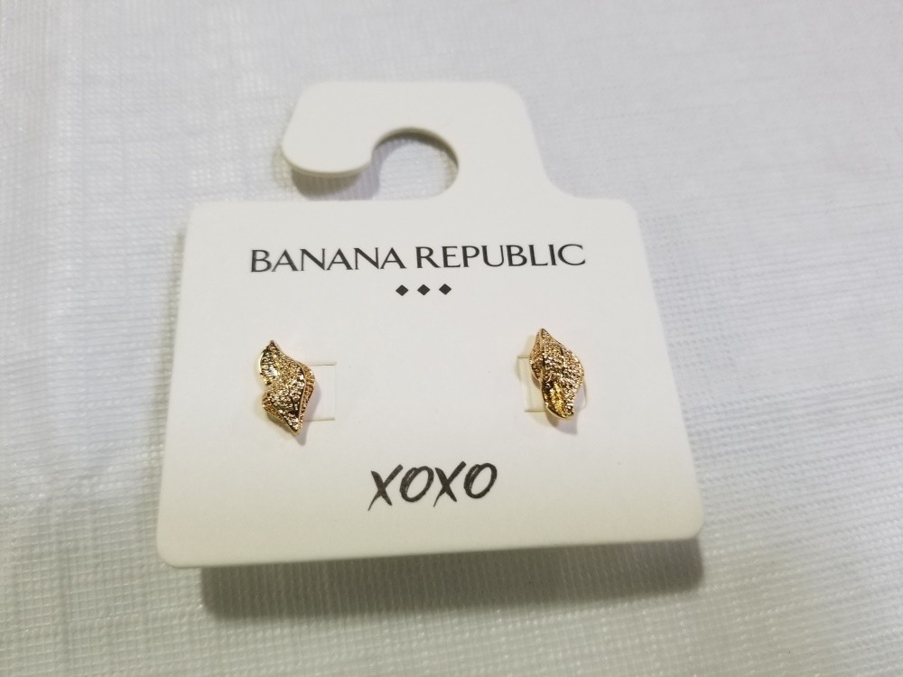 Shell stud earrings Gold Tone