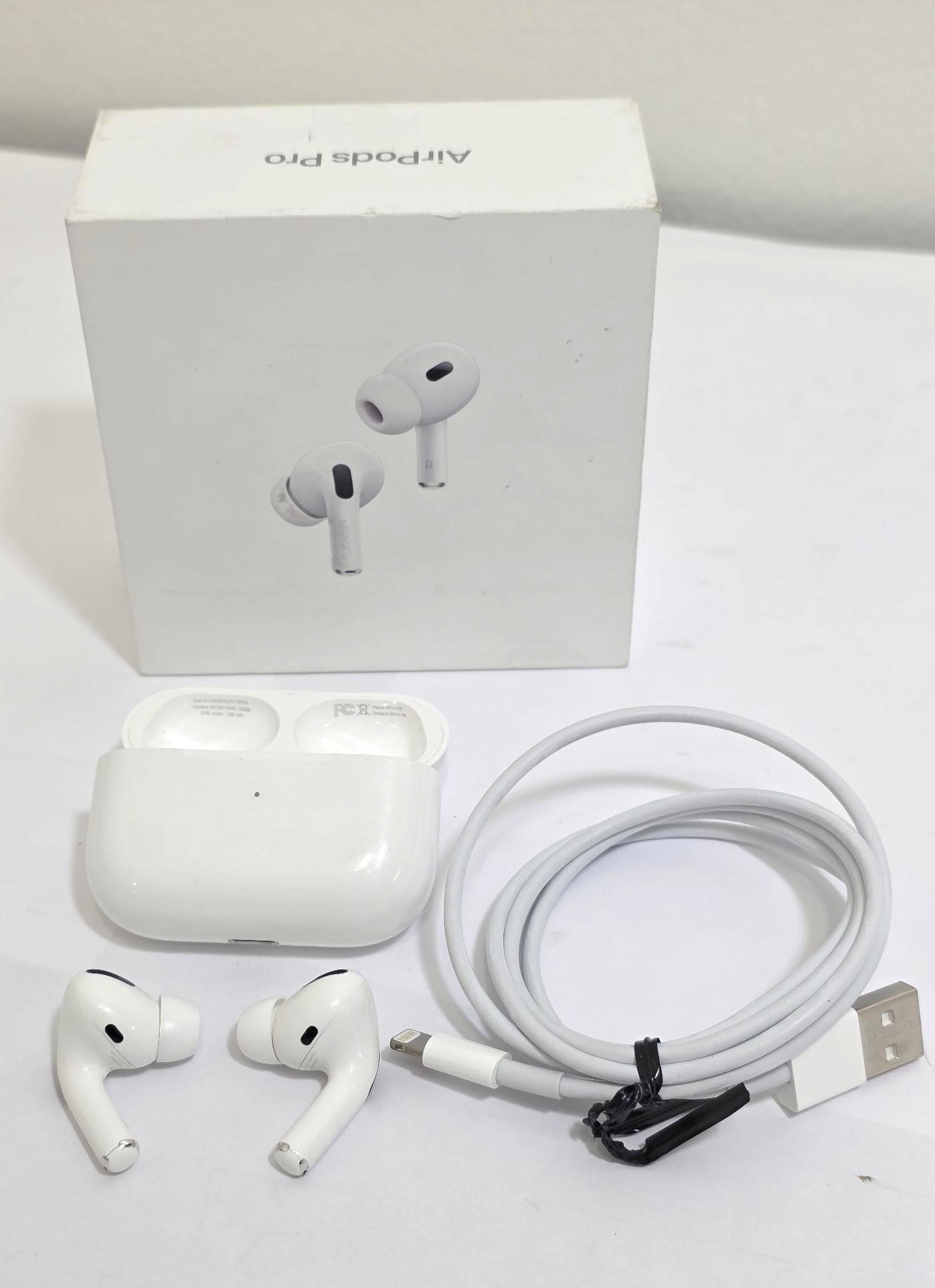 Apple AirPods Pro 1st Gen w/ Wireless MagSafe Charging Case USB-C
