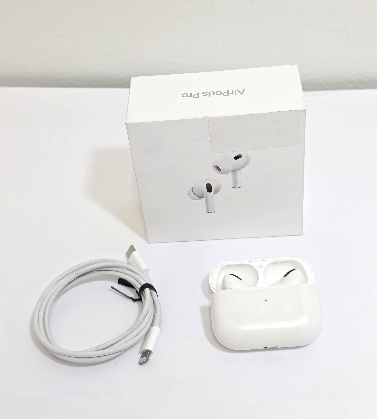 Apple AirPods Pro 1st Gen w/ Wireless MagSafe Charging Case USB-C, White 